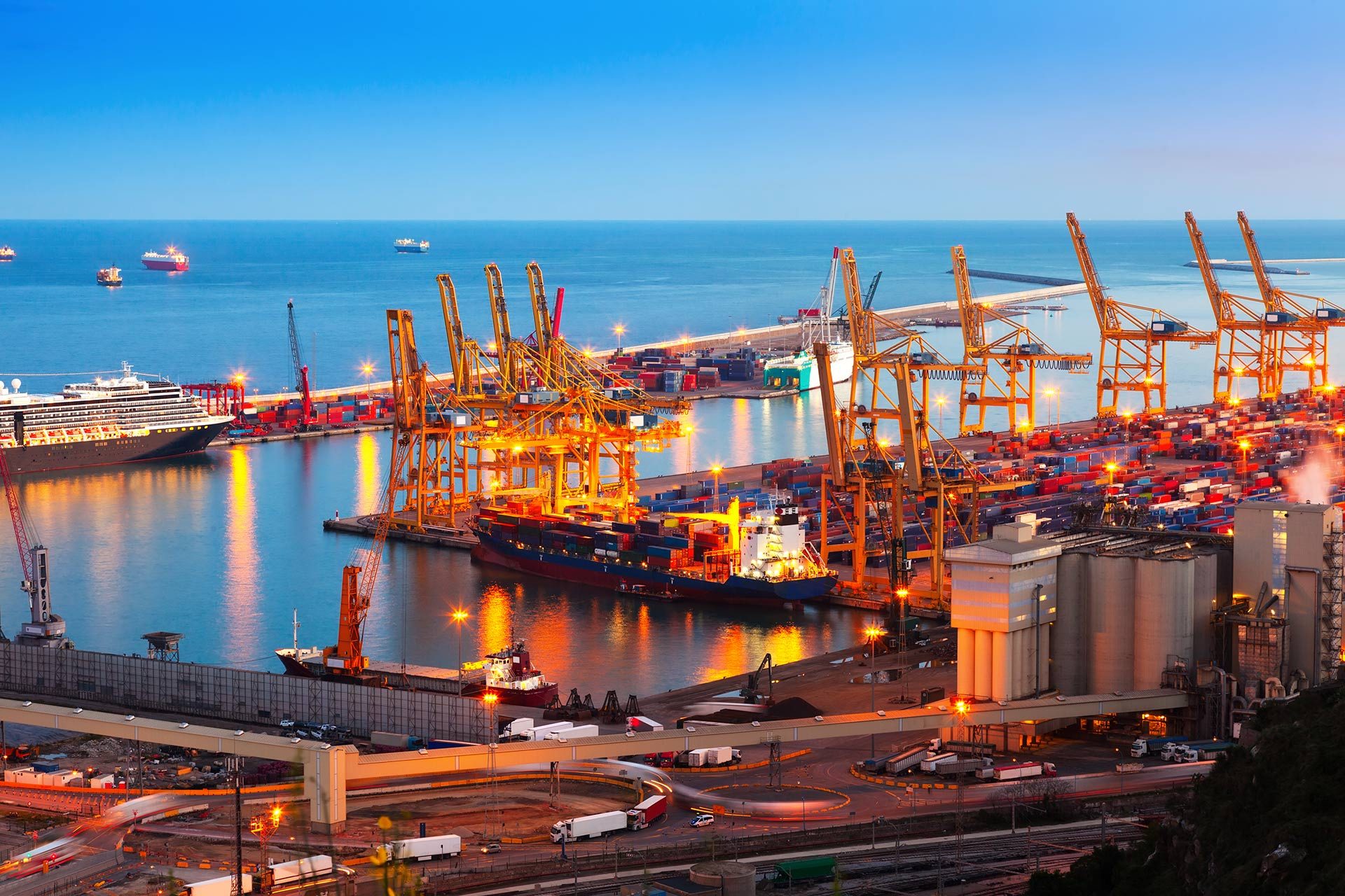 Porto container al tramonto